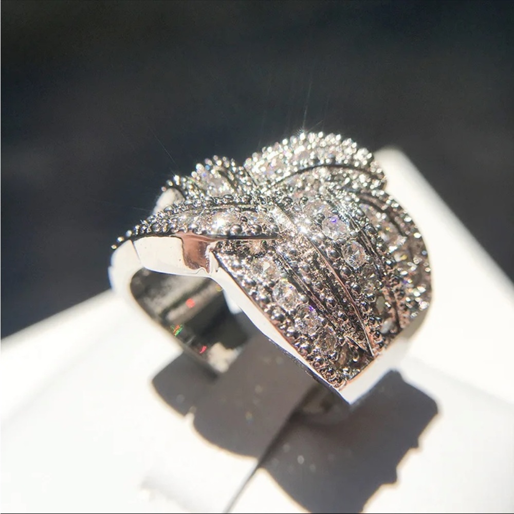 GORGEOUS, Sparkly Statement RING - Size 9 - Picture 2 of 7
